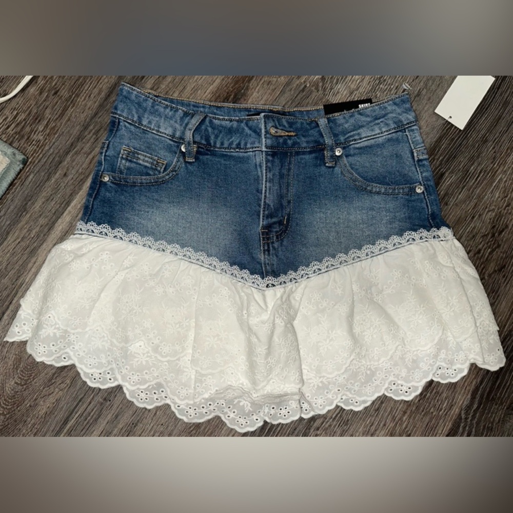 NWT Madden NYC 90’s Style Denim Floral Eyelet Lace Trim Jean Skirt Size XXS
